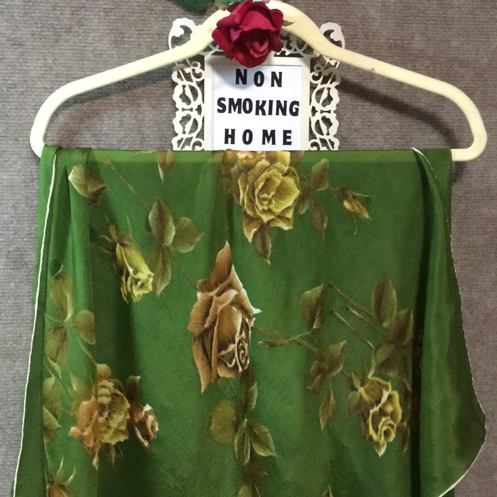 VTG SILK SCARF GREEN ARTSY ELEGANT GOLD FLORAL PATTERN JAPAN HAND ROLLED